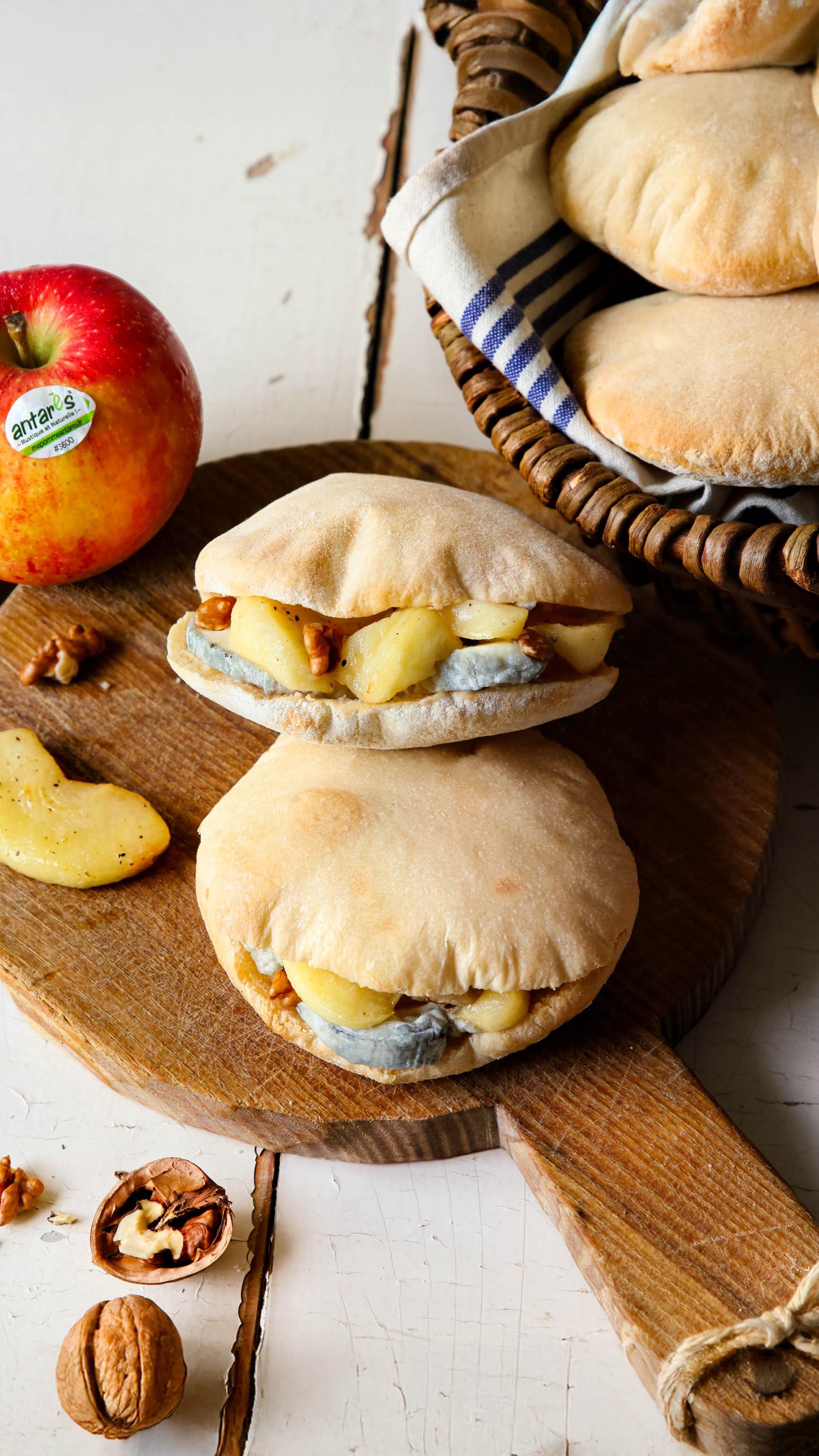 🍎 Fouaces aux pommes Antarès® et Sainte-Maure-de-Touraine
Dans cette recette, tout vient du Val de Loire : les fouaces (petits pains typiques de l’Anjou), le fromage, et bien sûr les pommes @mapommeantares ! Une belle façon de célébrer les saveurs de cette région gourmande 😋
Recette pour 6 personnes (≈ 12 fouaces)
Ingrédients :
• 30 cl d’eau tiède + 7 g de levure de boulanger sèche
• 500 g de farine + 10 g de sel
• 3 pommes Antarès
• 20 g de beurre
• 150 g de Sainte-Maure-de-Touraine
• 1 poignée de noix concassées
Préparation :
1️⃣ Délayez la levure dans l’eau tiède. Reposez 2 min, ajoutez farine + sel, puis pétrissez jusqu’à obtenir une pâte souple.
2️⃣ Couvrez et laissez lever 1 h à température ambiante.
3️⃣ Dégazez, divisez en 12 boules, aplatissez-les légèrement et déposez-les sur une plaque. Laissez lever 20 min.
4️⃣ Enfournez à 250°C pendant 10 min, jusqu’à ce qu’elles soient dorées et gonflées.
5️⃣ Pendant ce temps, coupez les pommes en fines tranches. Faites-les revenir 5-7 min dans le beurre, salez, poivrez.
6️⃣ Ouvrez les fouaces, garnissez-les de pommes chaudes, de Sainte-Maure et de noix. Dégustez immédiatement 😍
Née dans le Val de Loire 🇫🇷, la pomme Antarès® séduit par son équilibre entre douceur et légère acidité. Fondante, parfumée et pleine de saveurs, c’était un plaisir de la mettre à l’honneur dans cette recette 🍎 (d’autres sont à venir bientôt 😊)
#pommeantarès #pommefrançaise #vergerecoresponsable #fouaces #fouées #valdeloire #regioncentrevaldeloire #rustique #antarès #recetterapide #recettefrançaise