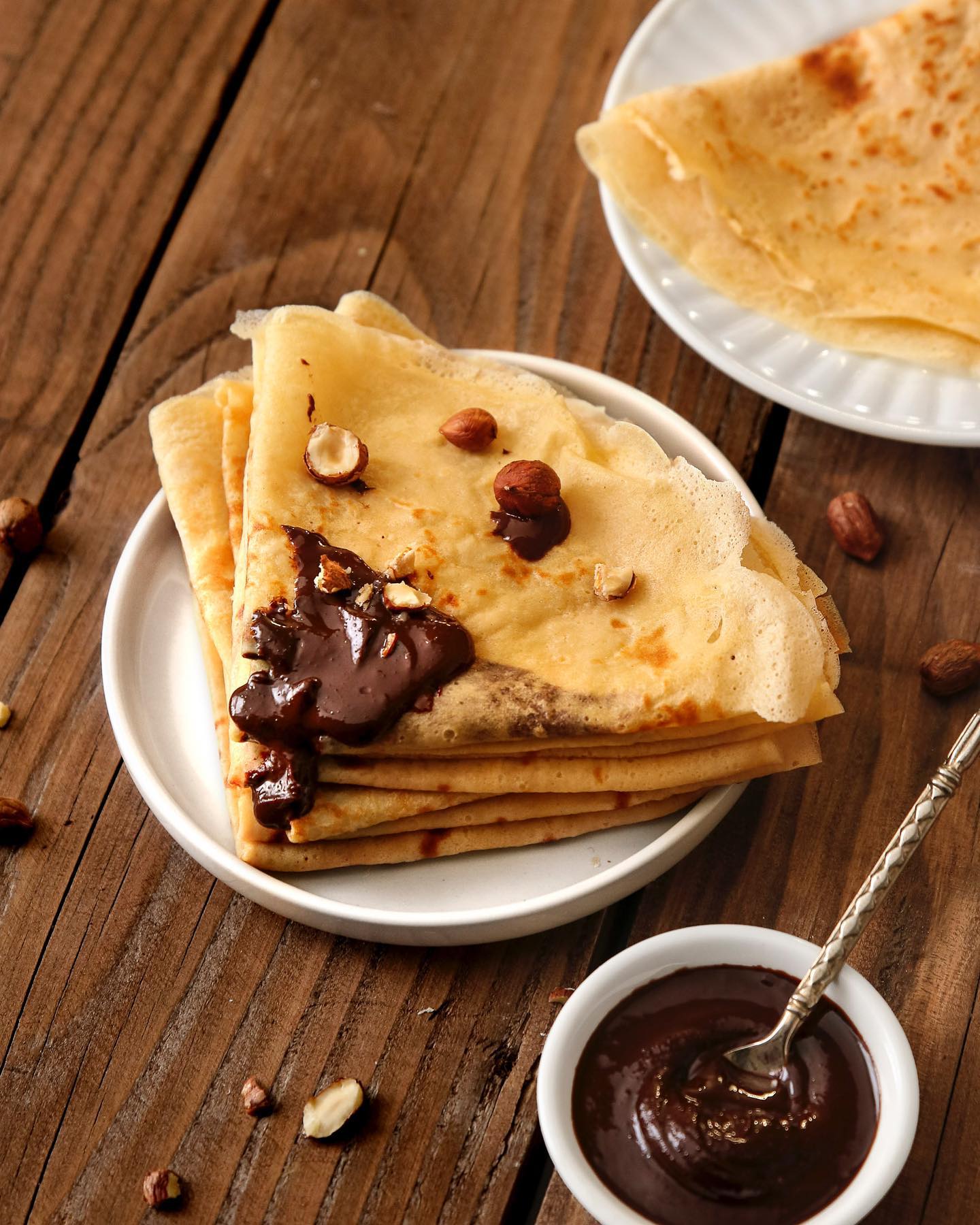 Bientôt la Chandeleur ! 🥞
Comment ne pas apprécier cette fête, franchement ? 😍🤤
Pour l’occasion j’ai fait des crêpes proteinées (avec la protéine de pois bio @nature.zen que la marque m’a offerte et qui est conçue spécialement pour la cuisson) Voici la recette ⬇️
Pour une 15aine de crêpes :
-125g de farine
-75g de protéines @nature.zen
-65cl lait végétal
-1 c.a.s de sucre
-3 œufs
-une pincée de sel
-Matière grasse pour la poêle
1️⃣ Mélangez tous les ingrédients secs, puis ajoutez les œufs et le lait petit à petit.
2️⃣ Faites chauffer une poêle à crêpe avec un peu de matière grasse, versez une louche de pâte et faites cuire vos crêpes en les retournant à mi-cuisson ! 😋
Un régal ! (A garnir avec avec du chocolat fondu par exemple 😇) Quelles sont vos garnitures préférées ?
Belle chandeleur à tous.tes ! ☺️
#crepes #chandeleur #chandeleur2022 #miammiam #chocolatnoir #darkchocolate #noisettes #crepeparty #crêpes #chandeleurhealthy #proteinrecipes #proteinevegetali #naturezen #peaprotein #recettefacile #photographieculinaire #choconoisette