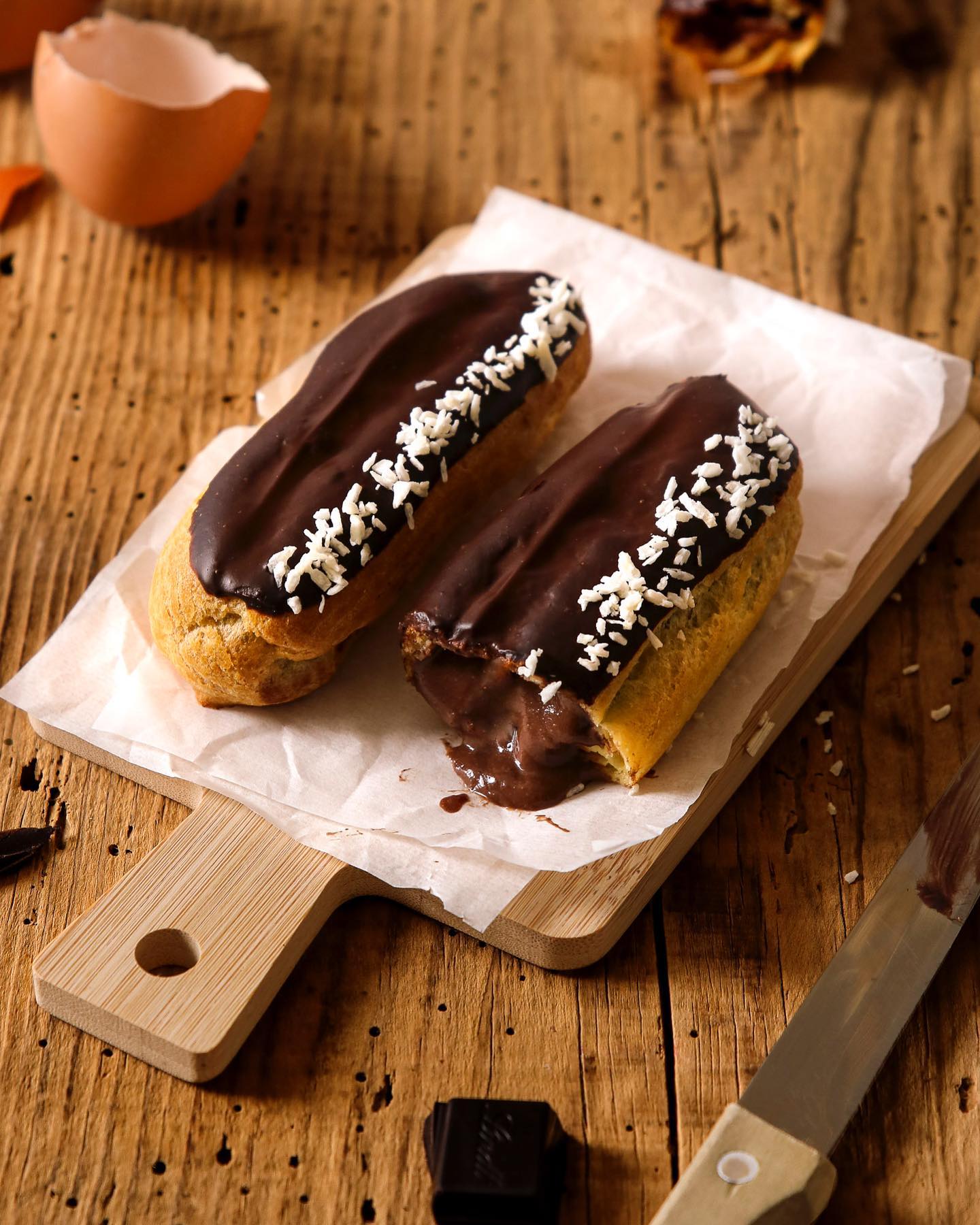 Souvenir de ce shooting d’éclairs au chocolat (avec la recette de ma cliente) ☺️ C’était la première fois que je faisais des éclairs et j’avais beaucoup aimé ce travail de recette, mise en scène et photographie 😍📸
Vous avez déjà fait des éclairs maison ? ⚡️
Beau dimanche à tous.tes ! 😌
#eclairauchocolat #dessertmaison #patisseriemaison #chocolateeclair #miammiam #chocolateeclairs #éclair #foodtherapy #éclairs #photographeculinaire #patisseriedudimanche