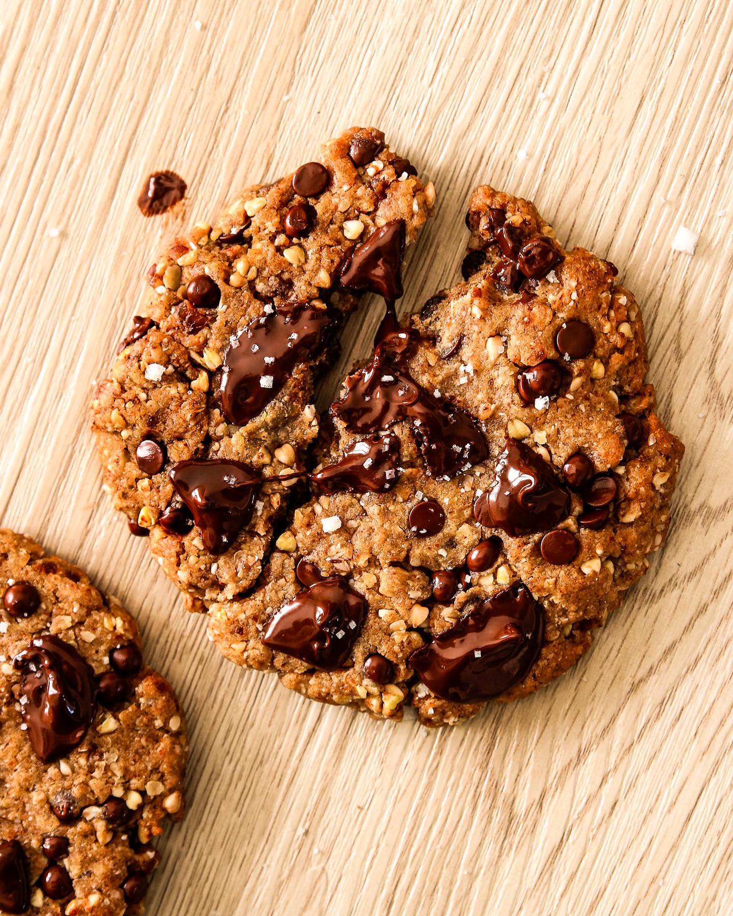 Des cookies ultra gourmands avec des ingrédients du placard ? 🍪 C’est possible ! 😋
La recette est végane et contient des graines de sarrasin, des flocons d’avoine, du chocolat et de la fleur de sel 🤍 Tous les détails pour les réaliser sont juste là ⬇️
INGRÉDIENTS :
-8 dattes dénoyautées
-2 c.a.s de sirop d’érable
-100g de purée d’amandes
-60g de farine
-40g de flocons d’avoine
-1 c.a.c. de bicarbonate
-2 c.a.s d’huile de coco fondue
-40g de graines de sarrasin
-50g + 10g de chocolat noir
-fleur de sel
ÉTAPES :
1- Si vos dattes sont trop sèches, réhydratez les dans un peu d’eau chaude pendant 10-15min. Puis, dans le bol d’un mixeur, placez les dattes et le sirop d’érable. Mixez jusqu’à l’obtention d’une pâte.
2- Ajoutez la purée d’amande, la farine, le bicarbonate, l’huile de coco et les flocons d'avoine. Mixez 1 à 2 min.
3- Coupez le chocolat en petits morceaux (gardez 10g pour mettre en topping avant d’enfourner). Versez le chocolat et les graines de sarrasin dans le bol de pâte à cookie et mélangez à l’aide d’une maryse.
4- Formez des boules de pâte et placez les sur une plaque de cuisson recouverte de papier sulfurisé. Aplatissez les boules avec le creux de la main pour créer une forme de cookie. Ajoutez quelques pépites de chocolat sur le dessus et enfournez pendant 10-12 min (les bords doivent être dorés).
5- A la sortie du four, ajoutez un peu de fleur de sel sur les cookies. Laissez-les refroidir avant de les déplacer. Régalez vous ! 😋
#recettesaine #recettevegane #miammiam #tropbon #sansbeurre #sansoeuf #recettevegan #recettehealthy #dattes #pureedamande #fleurdesel #cookiechocolate #chocolatechipcookies #pepitesdechocolat #blogculinaire