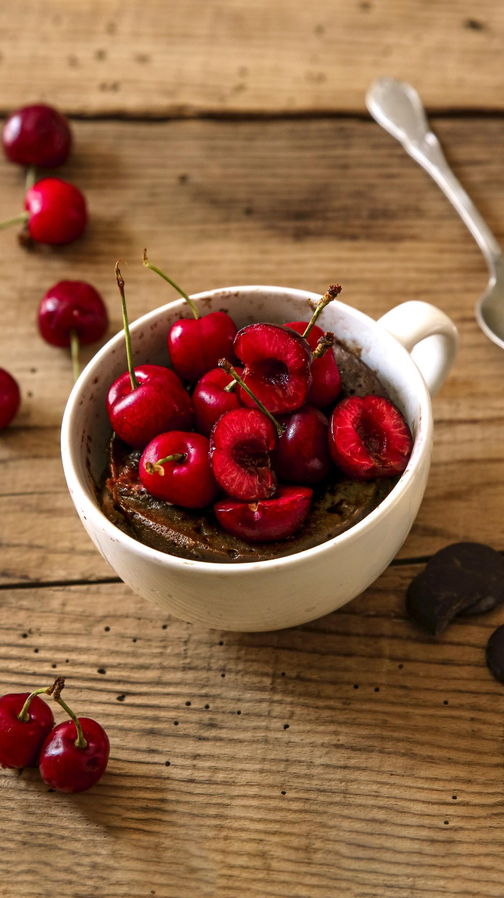 Mug cake 🍫 aux cerises et chocolat blanc ! 🍒 Une gourmandise individuelle, prête en seulement quelques minutes 🤤 Voici la recette :
-1 oeuf
-20 g de Farine
-15 g de Sucre de coco
-30 g de Chocolat noir
-25 g de Beurre
-10g de chocolat blanc
-une poignée de cerises
1) Coupez le chocolat et le beurre en petits morceaux et placez-les au fond d'une tasse.
2) Faites les fondre au micro-ondes, par tranches de 30 secondes, en mélangeant entre chaque.
3) Ajoutez le sucre de coco, puis l'oeuf, et
mélangez bien.
4) Incorporez maintenant la farine jusqu'à
obtenir une pâte homogène.
5) Dénoyautez 6 cerises et coupez-les en morceaux. Concassez le chocolat blanc. Ajoutez cela dans la préparation et mélangez.
6) Faites cuire le mugcake au micro-
ondes pendant environ 1 min 30 à pleine puissance. Déposez quelques cerises dénoyautées en topping et régalez vous 🤤
Vous aussi vous profitez à fond de la saison des cerises ? Ça passe tellement vite ! Beau week-end à tous 💛
#mugcake #recetterapide #ideerecette #recipeideas #cerises #gateauchocolat #chocolatblanc