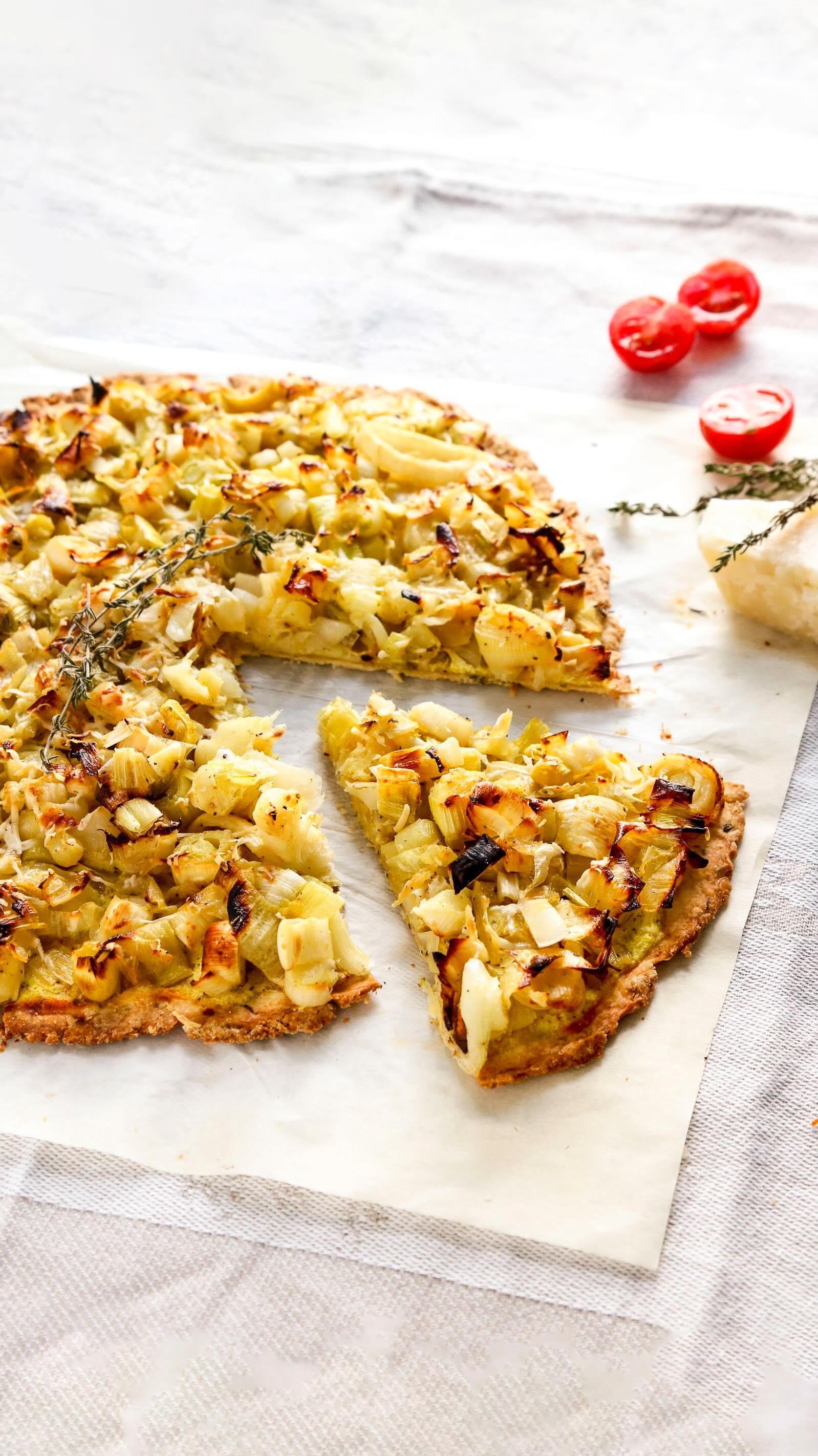 Tarte fine aux poireaux et aux oignons ! Une recette toute simple que je fais régulièrement à la maison : une pâte brisée au thym, du poireau, des oignons et une pointe de Parmesan, c’est un régal ! 🧀
La recette est en ligne sur mon blog ☺️💻 belle soirée ✨
#tartefine #recettefacile #recetterapide #poireaux #poireau #tartesalée #recettehealthy #oignons