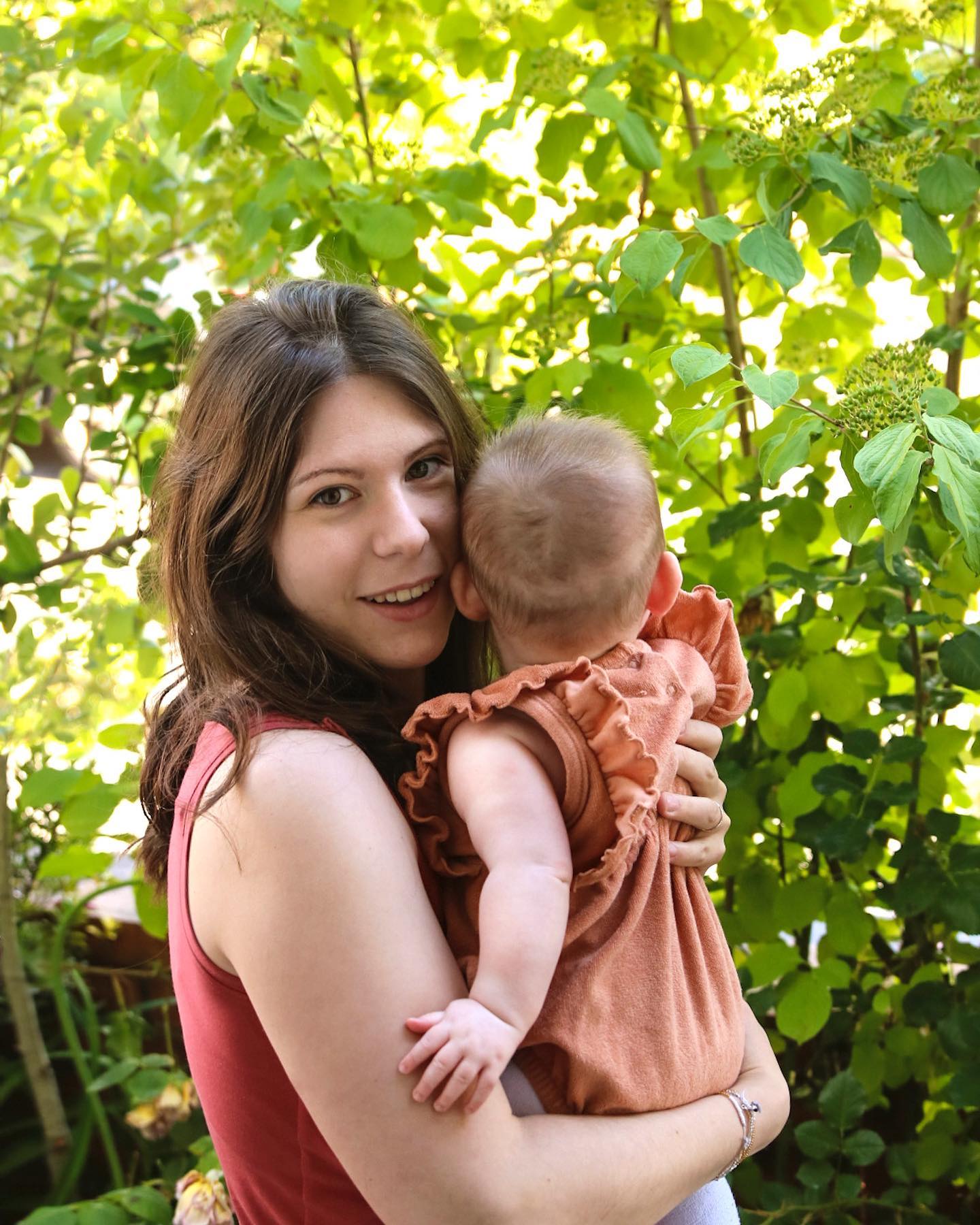 Une photo prise le 29 mai : le jour de la fête des mères -ma première- ♥️
Il n’y a pas de mot pour décrire tout cet amour qui m’a submergé si vite 🌊
Ce nouveau rôle de mère je l’adore, il me comble. Et en même temps on ne va pas se mentir : C’EST DUR ! Le post-partum, la reprise du travail avec mon bébé sans moyen de garde, l’allaitement exclusif, les nouvelles inquiétudes, et la fatigue bien sûr… Je me raccroche au fait que je ne suis pas la première à être passée par là ✊🏼 et surtout à tout ce bonheur avec ma fille, qui équilibre bien les choses. ⚖️
J-8 avant nos premières vacances en famille, j’ai hâte hâte hâte ! ⛱
D’autres parents par ici ? Vous les avez vécus comment ces premiers mois avec bébé ?
#postpartum #jeunemaman #newbornbaby #4monthsold #fetedesmeres #mère #nouveauné #maviedemaman #bretagne #rennes