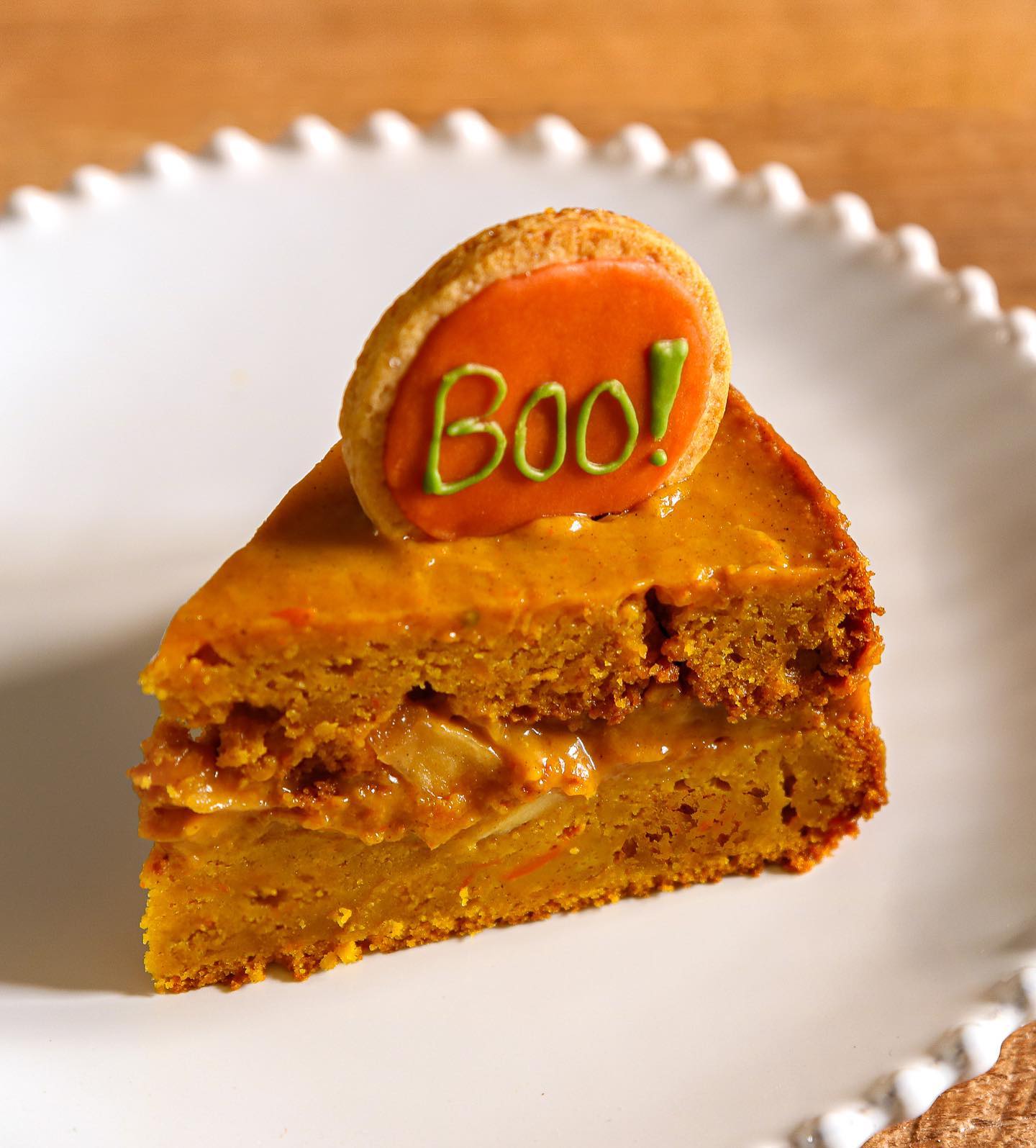 HAPPY HALLOWEEN ! 👻
Vous avez prévu quelque chose de particulier ? Nous on reste à la maison mais on prévoit de quoi ravitailler les petits monstres qui pourraient sonner à la maison dans la soirée ! 🍬🎃
Et bien sûr, on se nourri de courges toute la semaine 🎃(pumpkin Spice latte, velouté de butternut, pumpkin pie, risotto au potimarron et j’en passe 😍)
Sur la photo il s’agit d’un gâteau moelleux au potimarron, garni de pommes caramélisées 🍎
Un vrai régal dont je vous partage la recette sur le blog, lien en bio 😍
Belle soirée d’Halloween à toutes et tous ! 👻
#recettehalloween #halloweenrecipes #halloweencake #halloweencookies #boo #pommes #caramelisé #potimarron #agatheduchesne #blogculinaire #fetehalloween