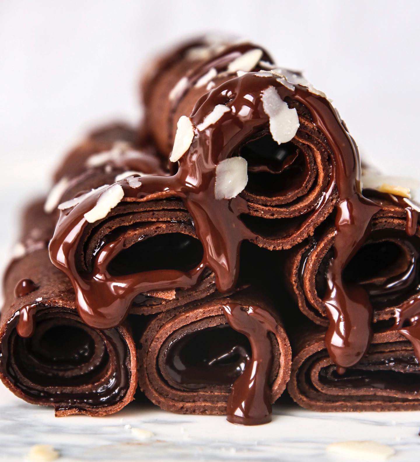 Souvenir de ces crêpes au chocolat et noix de coco 🥥
J’ai eu envie d’en cuisiner toute la journée (merci tous les post spécial Chandeleur qui m’ont mis l’eau à la bouche 🤤), mais pas si facile de se trouver un moment, entre le travail, et ma fille qui est malade 🤒🥺 Je crois que les crêpes, ça sera pour ce week-end !
Et vous alors, crêpes or not crêpes today ? 🥞
#chandeleur #crêpe #chocolatnoir #noixdecoco #crepechocolat #chocolatecrepe