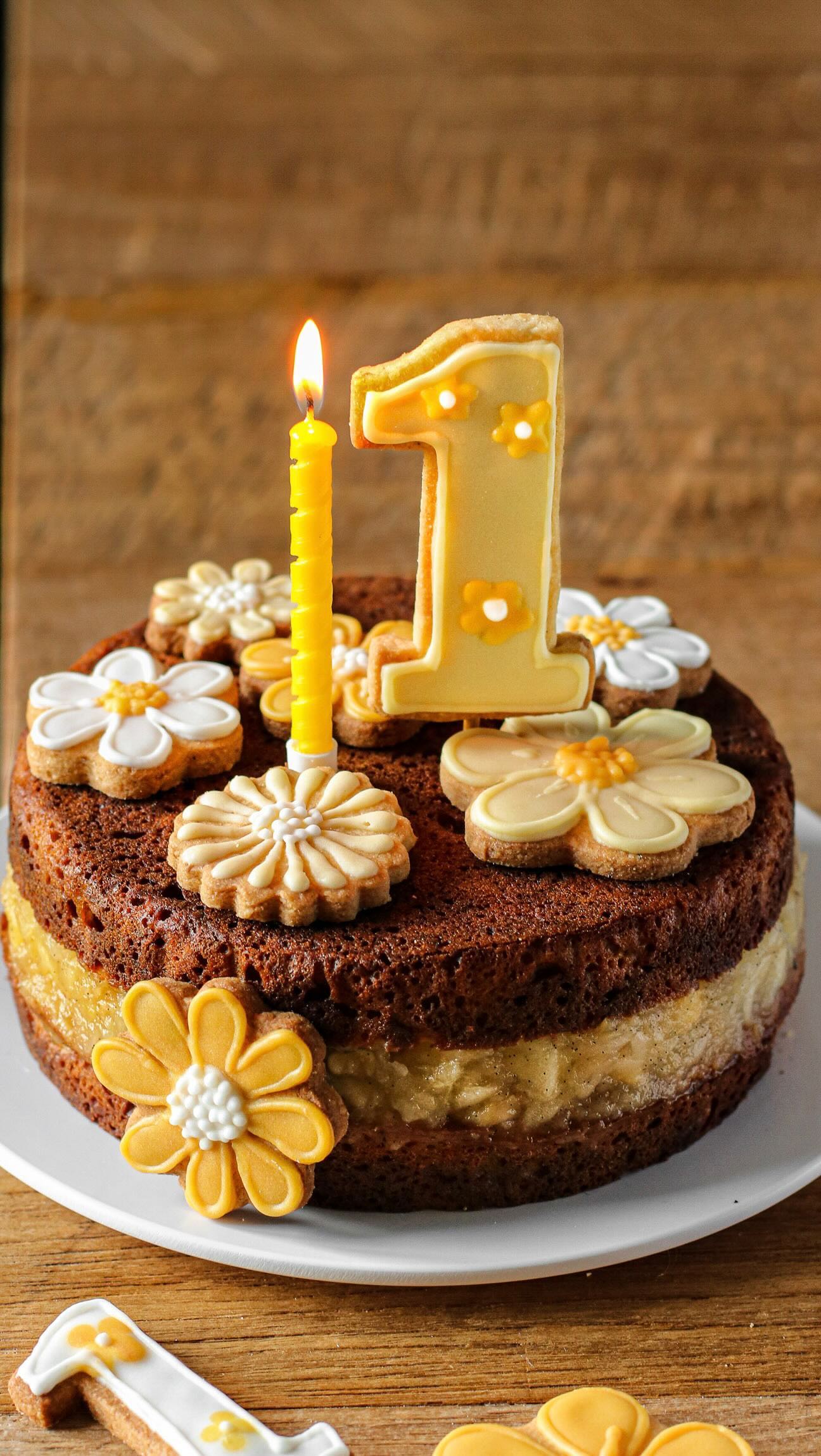 💛 Joyeux 1er anniversaire mon bébé 💛
1 an que nous sommes devenus parents, 1 an que je vis cet amour fou et que mon quotidien est bouleversé 🌪❤️
Cette première année est passée si vite avec elle. J’adore la regarder s’émerveiller et apprendre, je suis tellement fière d’elle 💛💛 Vous pouvez l’entendre gazouiller en fin de vidéo 🙊
Pour son premier gâteau 🎂 j’ai opté pour un moelleux noisette avec très peu de sucre (de coco) et fourré de compotée pomme-vanille 🍎 J’essaierai de poster la recette rapidement sur mon blog !
Pour le décor, des biscuits sablés fleuris 🌼 ça vous plaît ?
HAPPY 1st MY LOVE 💛
#happyfirstbirthday #gateauanniversaire #firstbirthday #1an #bebe1an #gateaudanniversaire #decoratedsugarcookies #biscuitsdécorés #fleursjaunes #noisettes #pommevanille #pommes