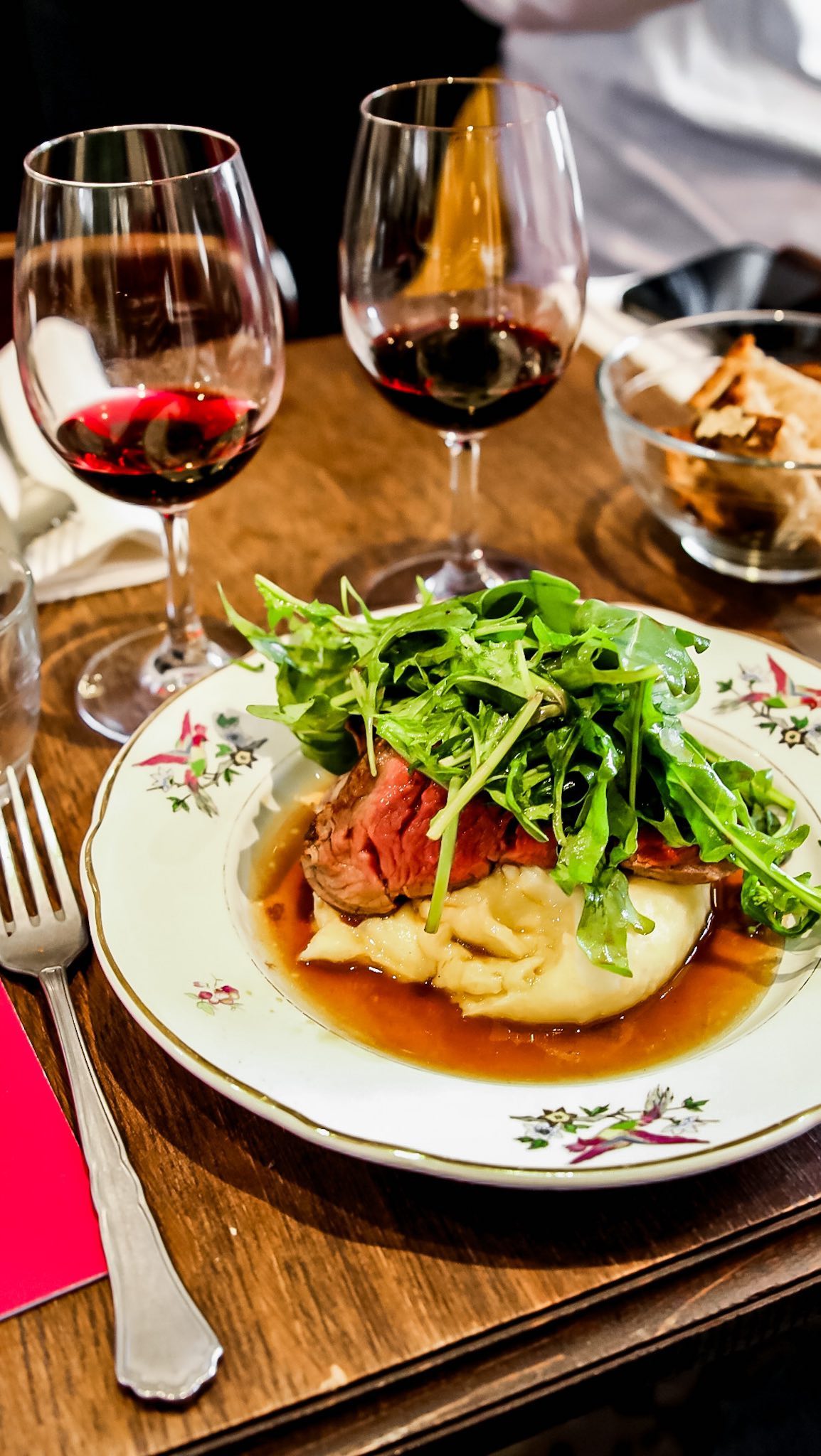 Quand le Sud-Ouest 🍷 vient à la rencontre des breton.ne.s ! 🦞
Au programme, la dégustation de vins du vignoble de Fronton (entre Toulouse et Montauban), en accord avec les très belles assiettes du resto rennais @chezptitlouisrennes 🍴
J’ai pu (re)découvrir ce cépage, unique aux vins de Fronton : la Négrette 🍇 et qui de mieux pour nous en parler que des vigneron.ne.s de la région ?
J’ai eu la chance de rencontrer Séverine Veyrac
@chateau_de_belaygues , Antoine Rouiller (Domaine
La Valette) et Michèle Selle
@chateau_boujac , et de goûter leurs vins ! Merci à eux pour ce moment d’échange sur leur métier et parcours de vie 🍷🍇
Première fois que j’allais manger chez P’tit Louis, situé à côté de la place Sainte-Anne à Rennes et quel régal ! En entrée ces incroyables coquilles st-Jacques marinées 🐚, puis un Filet de Boeuf, purée ménagère et jus de viande 🥩, pour finir avec un dessert fruité : tarte aux premières fraises de saison 🍓
Une très belle adresse que je vous conseille, et des @vinsdefronton à tester absolument si vous ne connaissez pas (n’hésitez pas à en demander à votre caviste 🤚)
#vinsdefronton #vinsdusudouest #vignoble #bonneadresserennes #rennesmaville #restorennes #restaurantrennes #fronton #bretagne #vinfrancais