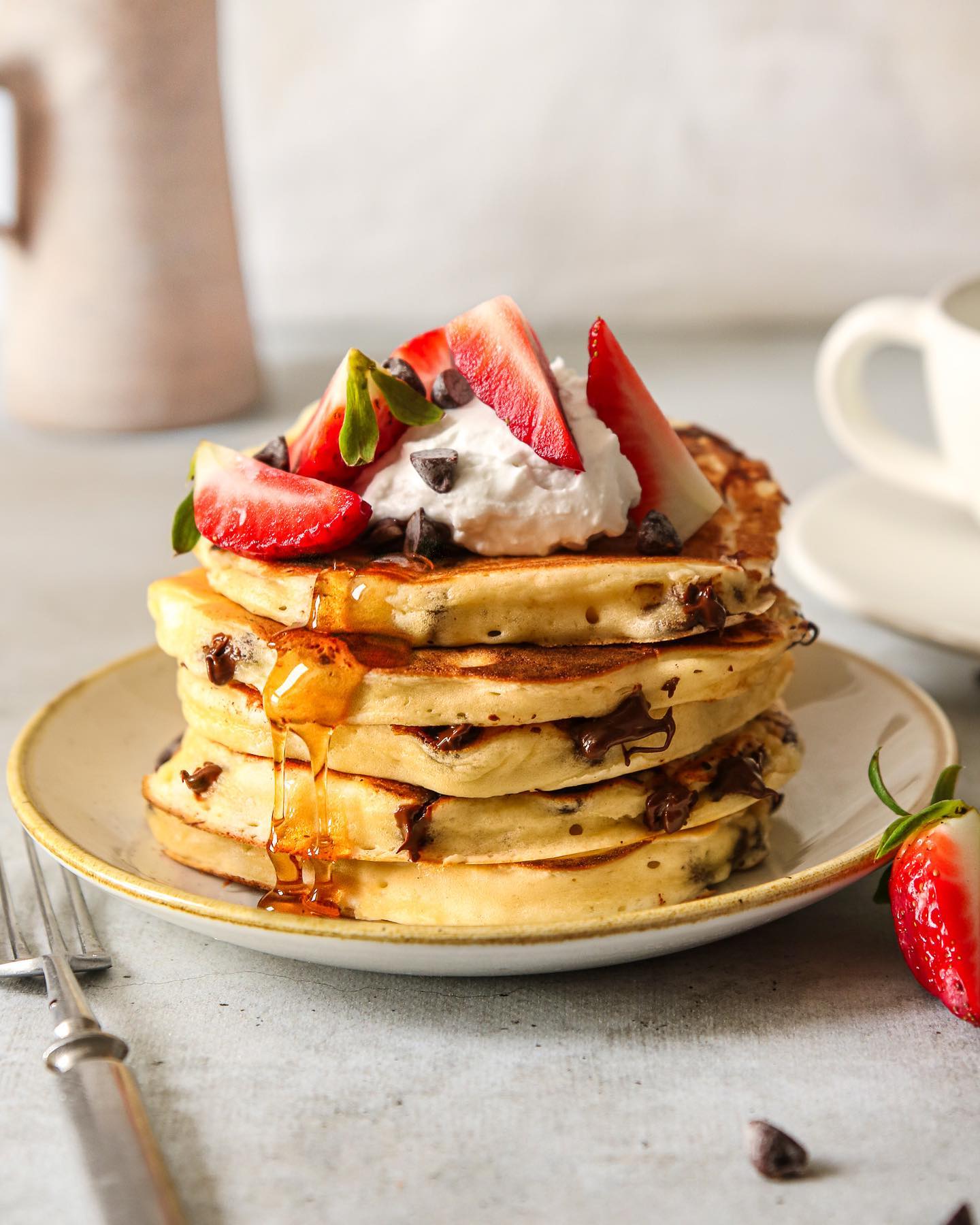 Cette photo de pancakes aux pépites de chocolats pour vous souhaiter de bonnes vacances d’été ! ☀️ Pour moi, le départ est aujourd’hui, direction la Sicile ! ✈️
L’occasion de partager également quelques photos de mon travail de photographe culinaire sur 2022-2023, période pendant laquelle j’ai un peu laissé tombé les post sur Instagram, mais pendant laquelle mon planning pro était bien rempli ☺️ N’hésitez pas si vous avez un projet de photographie culinaire pour la rentrée 💼☀️
A très bientôt 🏖
