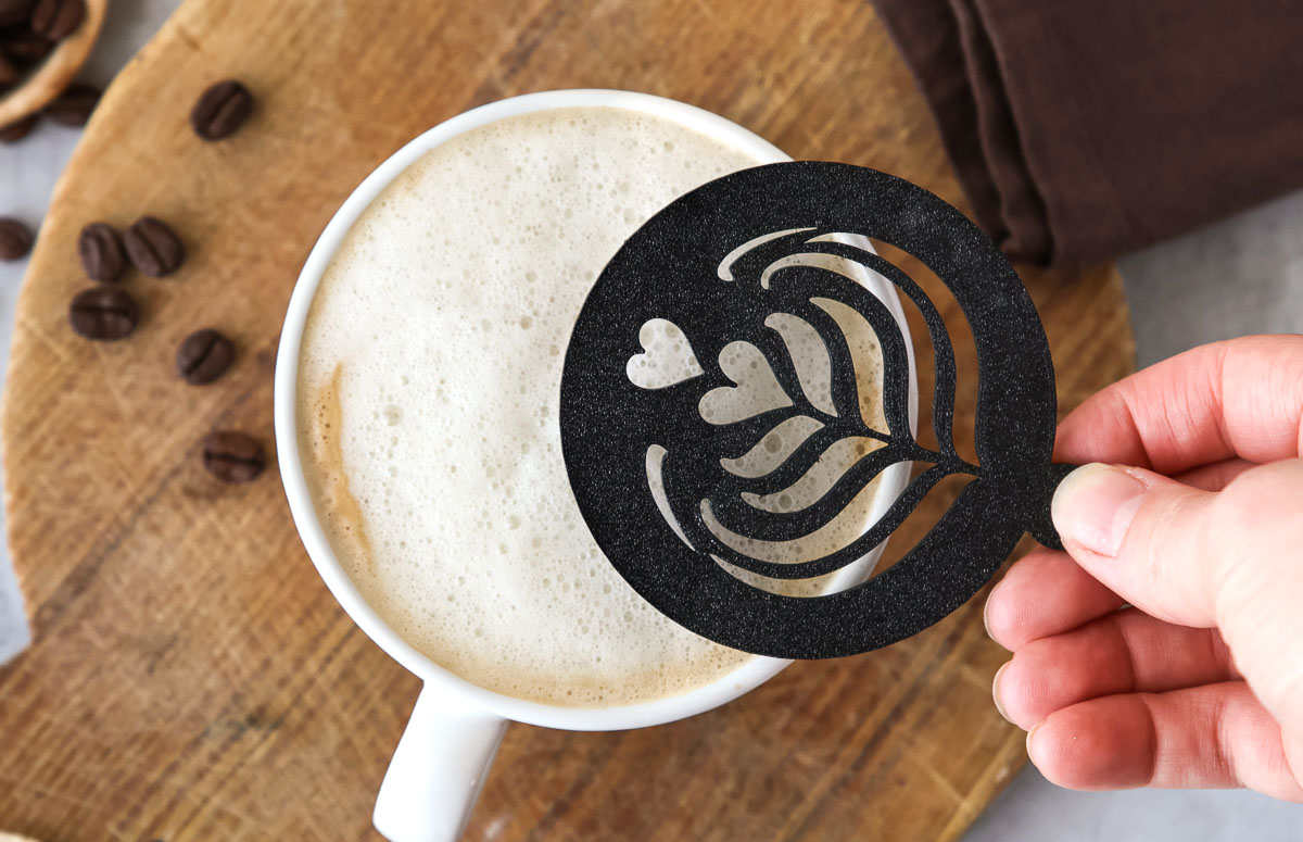 effet-latte-pochoir-mousse-lait-vegetal