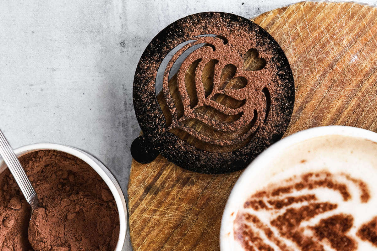 pochoir-effet-latte-art-chablonnerie-chocolat-poudre
