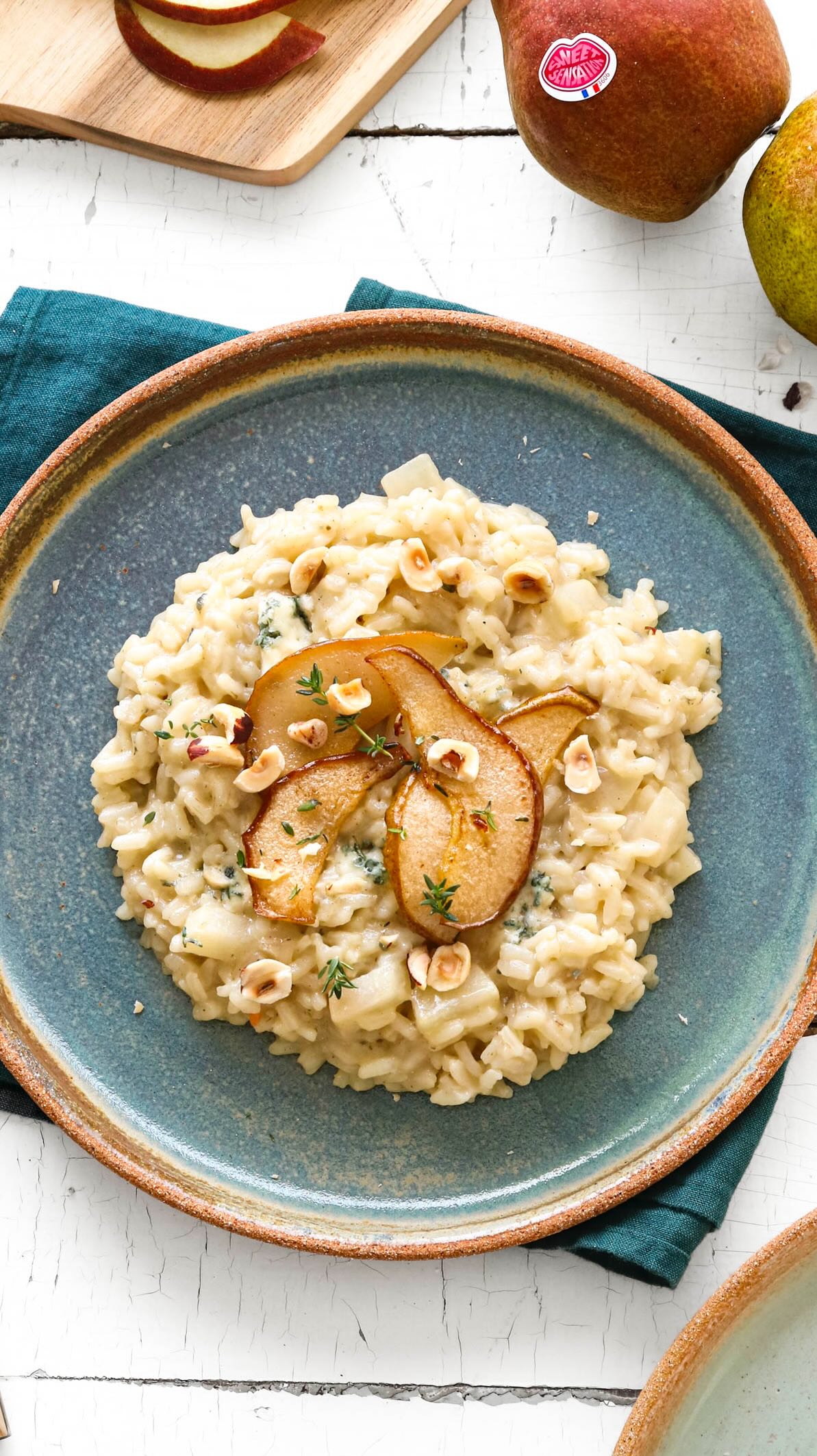 🍐 Risotto aux poires Sweet Sensation®, Bleu d’Auvergne & noisettes ✨

Un risotto crémeux et gourmand, avec le croquant des noisettes et la douceur des poires : le combo parfait ! 💙🍽️

👩‍🍳 Pour 4 personnes ⏱️ Préparation : 10 min / Cuisson : 25 min

Ingrédients :
 • 1 échalote • 300 g de riz à risotto
• 2 poires Sweet Sensation®
• 100 g de Bleu d’Auvergne • 75 cl de bouillon chaud • 10 cl de vin blanc sec • Beurre : 40 g (début) + 10 g (poires) + 15 g (fin) • 40 g de noisettes torréfiées • Sel, poivre, thym

Étapes :
 1️⃣ Faire revenir l’échalote dans le beurre 2-3 min. 2️⃣ Ajouter le riz, mélanger, puis verser le vin blanc et laisser évaporer. 3️⃣ Ajouter le bouillon louche après louche jusqu’à obtenir un risotto crémeux (~20 min). 4️⃣ Pendant ce temps, faire griller de fines tranches d’une demi-poire dans un peu de beurre. Couper le reste des poires en dés. 5️⃣ Couper le bleu en morceaux. 6️⃣ Quand le risotto est cuit, ajouter les cubes de poires + le bleu. Mélanger. 7️⃣ Hors du feu, ajouter 15 g de beurre, couvrir. 8️⃣ Servir avec les tranches rôties, les noisettes, du poivre et un peu de thym.

🍐Produite en France par La Blottière 🇫🇷, la poire Sweet Sensation® séduit par son parfum intense et sa chair fine. Généreuse, goûteuse et facile à conserver, je l’adore et c’était un vrai plaisir de la mettre à l’honneur dans cette recette. 💚 (et d’autres arrivent très vite 😊)

#risotto #sweetsensation #poirefrancaise #recettefacile #cuisineautomnale #faitmaison #reelcooking #bleudauvergne #fromagefrançais #fromagebleu #recetterisotto #recettevegetarienne