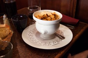 blog-agathe-duchesne-gastronomie-lyon-agatwe-bouchon-amphitryon-soupe-oignon