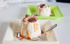 recette-panna-cotta-noix-coco-caramel-assiettes