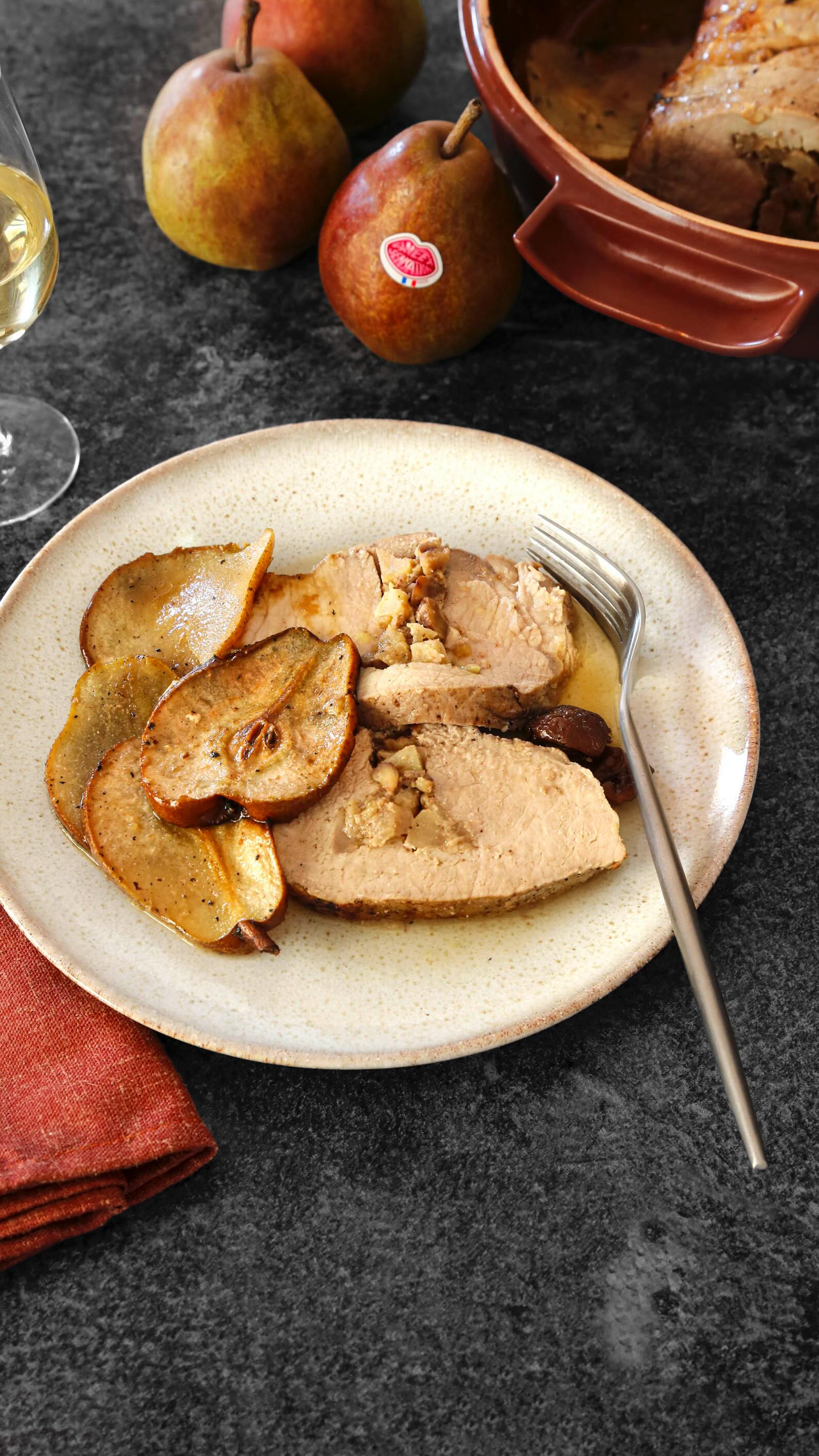 🍐🍂 Rôti de porc farci aux poires Sweet Sensation® & châtaignes

La recette parfaite pour un repas d’automne gourmand : c’est tendre, juteux, sucré-salé… un vrai bonheur à partager 🍽️

Pour 6 personnes

Ingrédients :

• 1 rôti de porc (1,2 kg)
• 3 poires Sweet Sensation®
• 150 g de châtaignes cuites
• 20 g de noix concassées
• 30 g de beurre
• Sel, poivre

Étapes :

1. Préchauffe le four à 180°C.
2. Prépare la farce : fais revenir 1 poire en dés avec les châtaignes + les noix dans un peu de beurre (5 min). Sale et poivre.
3. Ouvre le rôti, assaisonne l’intérieur et garnis avec la farce. Referme et ficelle.
4. Fais dorer dans une cocotte, ajoute quelques cubes de beurre + 1/2 verre d’eau, puis enfourne 1 h. Arrose en cours de cuisson.
5. Au bout de 30 min, ajoute les 2 poires restantes coupées en tranches pour qu’elles rôtissent doucement avec le porc.
6. Laisse reposer 5 min avant de trancher le rôti. Servir avec les poires fondantes et un peu de jus

🍐Produite en France par La Blottière 🇫🇷, la poire Sweet Sensation® séduit par son parfum intense et sa chair fine. Généreuse, goûteuse et facile à conserver, je l’adore et c’était un vrai plaisir de la mettre à l’honneur dans cette recette. 💚 (d’autres arrivent très vite 😊)
 

#recettefacile #sweetsensation #cuisinefrançaise #recettemaison #cuisinedautomne #ideerecette #sucréssalé #rotideporc #poire #chataigne #comfortfood #faitmaison #cuisinedefamille