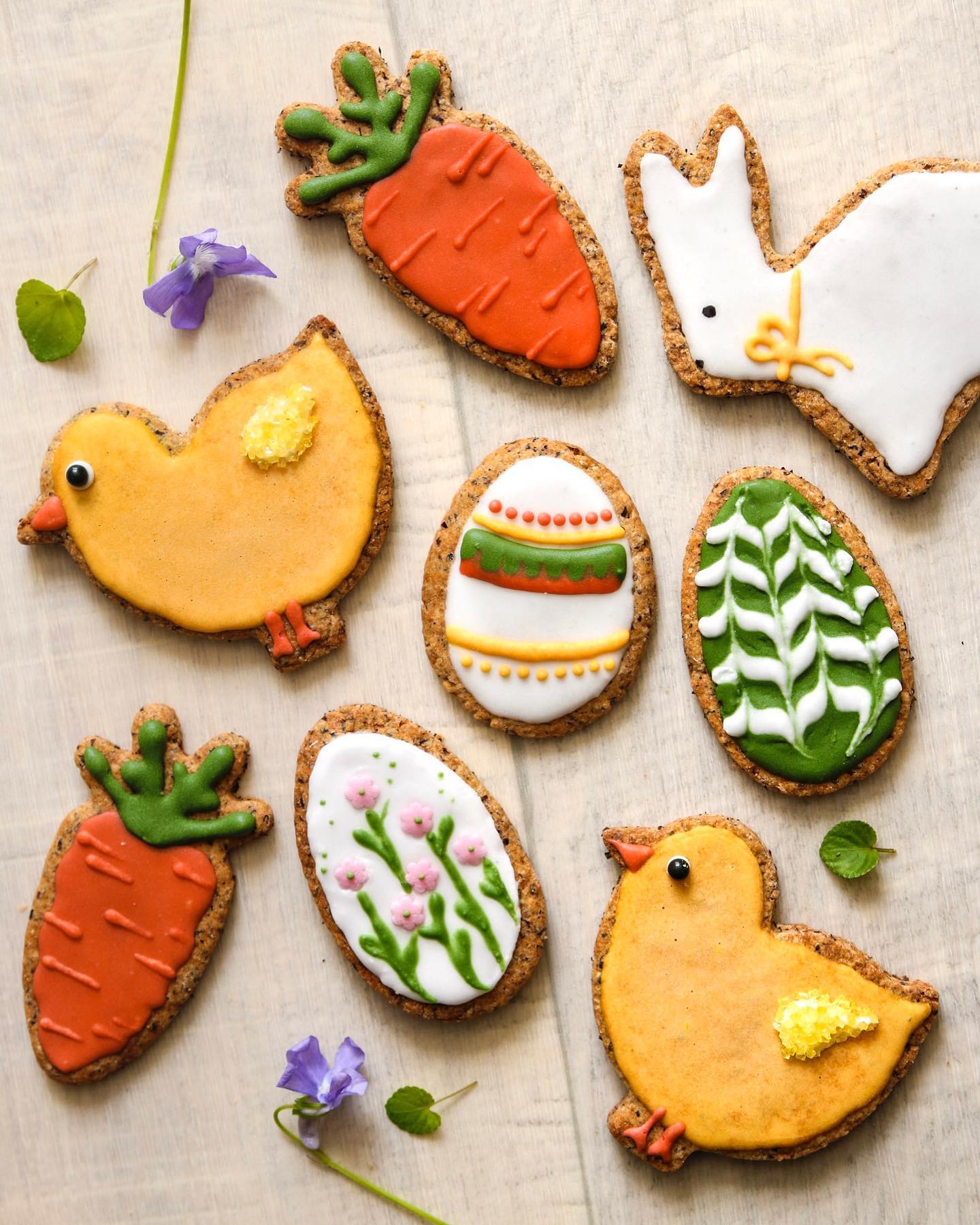 Joyeuses Pâques à tous.tes ! 🐣☀️ et pour fêter ça : des biscuits au sarrasin, avec un glaçage au sucre, que j’ai décoré dans le thème 🥳

Belle journée ☀️
… PS : je vous partage une vidéo dès demain, pour vous montrer la décoration d’un des biscuits 🐰🖌

#joyeusespâques #paques2022 #biscuits #easterdecor #easterbiscuits #eastercookies #pâques #eastereggs #easterbunny #dimanchedepaques #sarrasin #farinedesarrasin