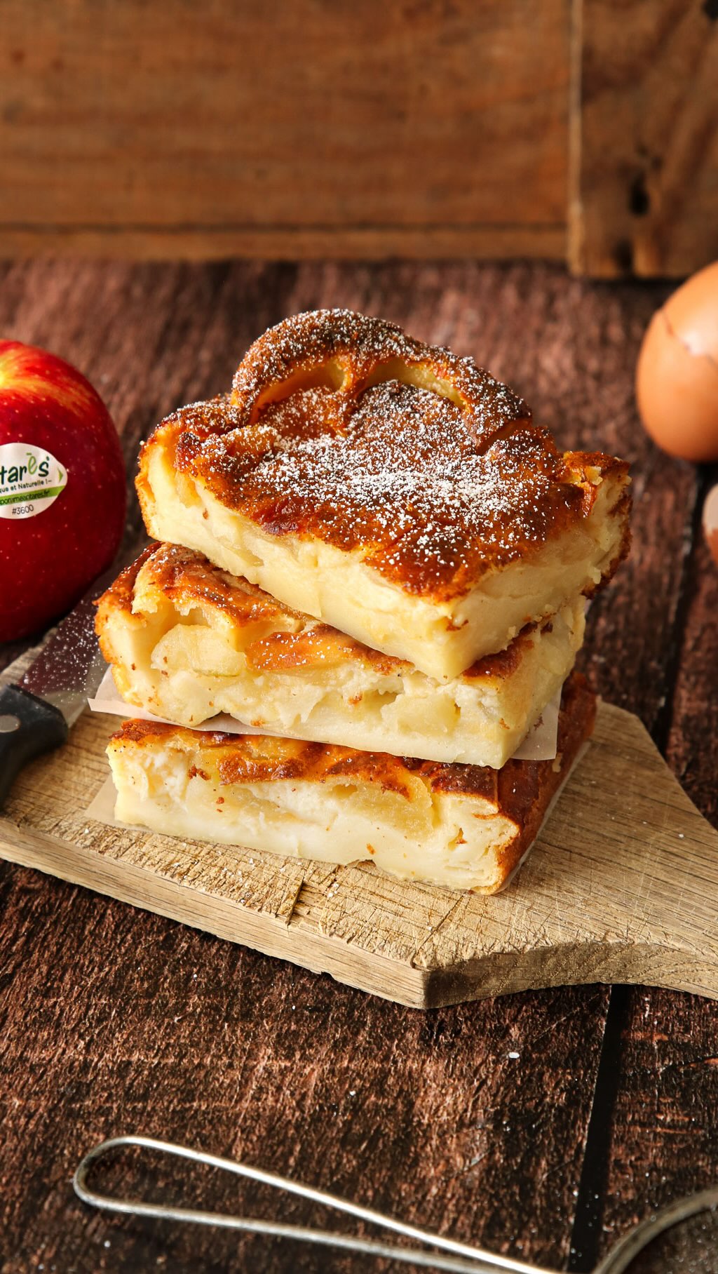 Envie d’une part de far ultra fondant ? Voici celui que j’ai réalisé avec @mapommeantares 🍎✨

Préchauffez le four à 220°C puis épluchez et coupez 3 pommes en cubes. Faites-les revenir quelques minutes à la poêle avec un peu de beurre et 10g de sucre, jusqu’à ce qu’elles soient fondantes.
Dans un saladier, mélangez 3 œufs avec 120g de sucre jusqu’à obtenir une texture homogène. Incorporez 150g de farine tamisée, une pincée de sel et de l’arome vanille, puis versez 50cl de lait petit à petit pour obtenir une pâte bien fluide.
Beurrez un grand moule, répartissez les pommes, puis versez la préparation par-dessus. Enfournez 15 minutes à four très chaud, baissez ensuite à 180°C et poursuivez la cuisson 35 à 40 minutes. La lame du couteau doit ressortir sèche.

Laissez tiédir (ou refroidir complètement si vous résistez 😌) avant de déguster ! 🥄

Née dans le Val de Loire 🇫🇷, la pomme Antarès® séduit par son équilibre entre douceur et légère acidité. Fondante et pleine de saveurs, c’était un plaisir de la mettre à l’honneur dans cette recette 🍎

 #recettefacile #dessertmaison #dessertinspo #vergerecoresponsable