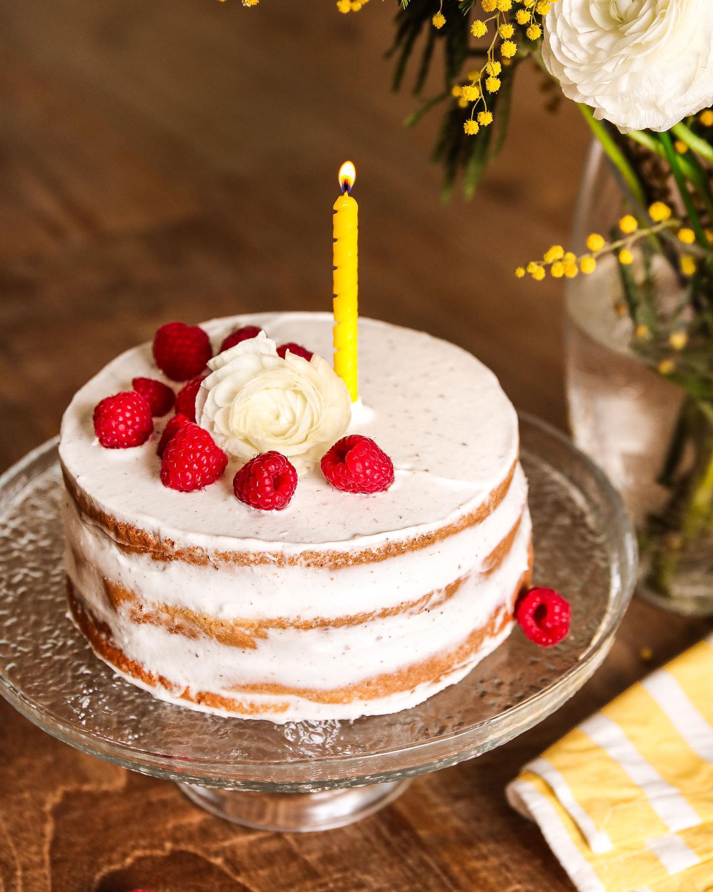 Un naked cake sans lactose (avec de la crème de coco sucrée et vanillée), réalisé pour un shooting photo culinaire thème ‘anniversaire’ il y a quelques jours 📸🎂

Et je profite de ce post pour souhaiter un très bel anniversaire à ma moitié @simonlejeune qui fête ses 31 ans aujourd’hui 🤍🥰

#photographieculinaire #gateauanniversaire #birthdaycake #nakedcake #layercake #gateauaetage #bonanniversaire #photoculinaire #rennes #framboises #mimosa #nakedcakes