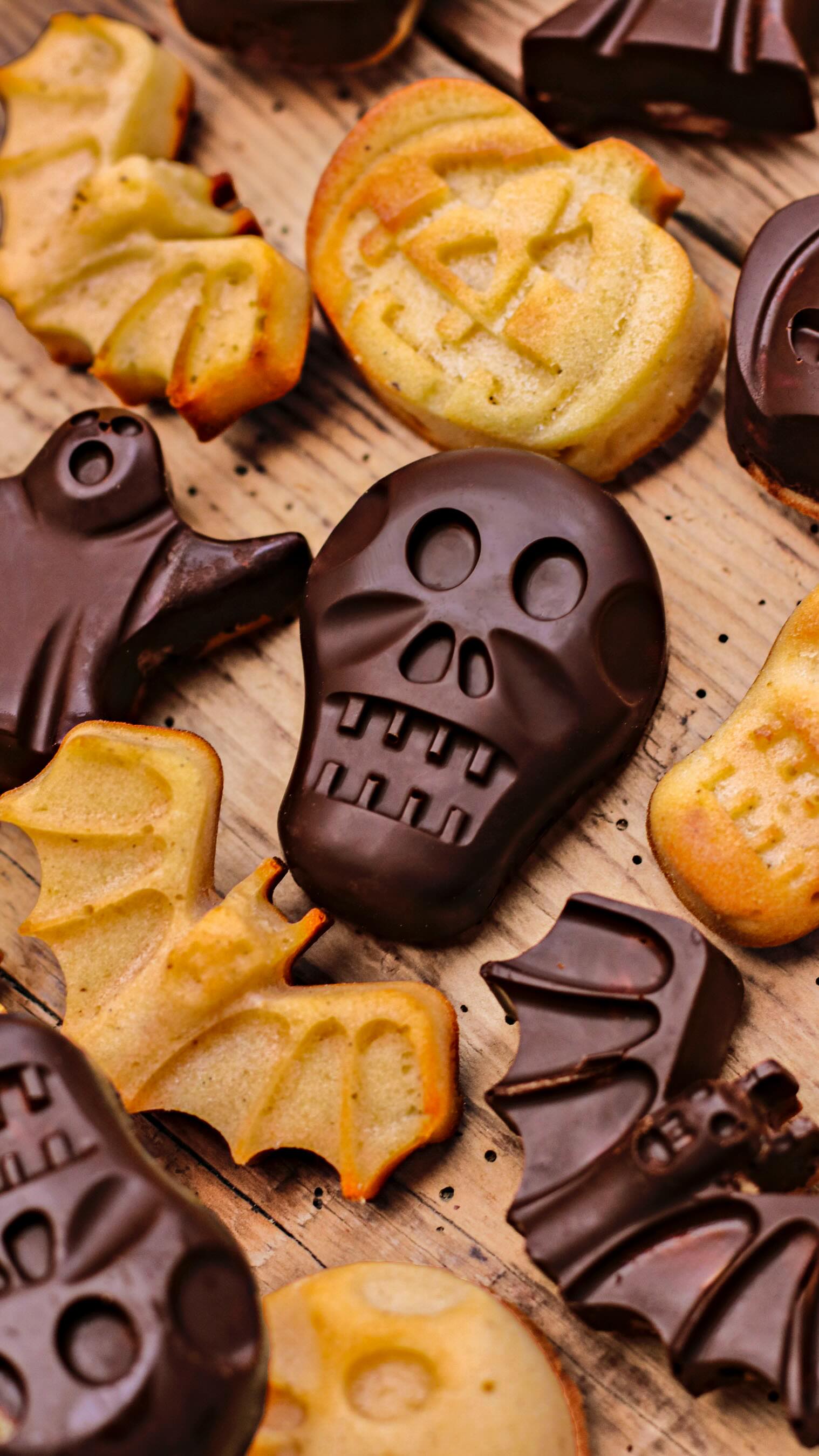 🎃 Moelleux d’Halloween poire-vanille 🍐
Voilà mes gâteaux du jour : fondants et réconfortants, ils sont parfaits pour accompagner un thé chaud pendant que les citrouilles veillent à la fenêtre 🕯️🙂↕️
👻 Ingrédients (pour 10-12 moelleux)
* 160 g de farine
* 1 pincée de sel
* 65 g de sucre
* ½ sachet de levure
* 100 mL d’huile
* 100 mL de lait
* extrait de vanille @saintelucie1885 
* 1 œuf
* 1 poire coupée en petits morceaux 🍐
💀 Préparation :
1. Mélange tous les ingrédients secs.
2. Dans un autre bol, fouette l’œuf, l’huile, le lait et l’extrait de vanille.
3. Verse le mélange liquide petit à petit dans le mélange sec.
4. Ajoute les morceaux de poire (je les enrobe légèrement de farine avant)
5. Répartis dans des moules et enfourne 10 min dans un four préchauffé à 180°C. (La pointe du couteau doit ressortir sèche)
6. Laisse refroidir et démoule. Optionnel : lave ton moule en silicone, fais fondre un peu de chocolat pâtissier et recouvre l’intérieur comme dans la vidéo. Glisse-y les moelleux, laisse refroidir le chocolat puis, une fois qu’il est dur, démoule à nouveau pour obtenir une belle coque craquante en chocolat 😋
Bon appétit ! Un goûter d’automne parfaits pour Halloween 🧡
#recettehalloween #moelleuxauxpoires #recettefacile #goutermaison #autumnvibes #halloweenvibes #recettesimple #gouterfacile #recettemoelleux #gouterhalloween #halloweensnacks