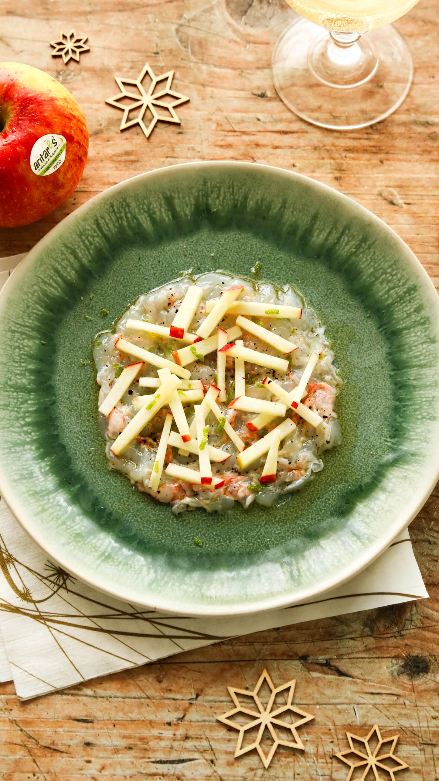 On se prépare doucement pour les fêtes… ✨
 Voici une idée d’entrée fraîche, élégante et très simple : un carpaccio de langoustines & pomme Antarès, tout en délicatesse 🍏🦐

Carpaccio de langoustines & pomme @mapommeantares (pour 4)
 👉 6 belles langoustines fraîches 👉 1 pomme Antarès® 👉 Zestes + jus de combava 👉 1/2 citron jaune 👉 Huile d’olive 👉 Sel, poivre

Étapes :

1. Décortiquez les langoustines et ouvrez les queues en deux.
2. Placez-les entre deux feuilles de papier cuisson huilées, puis aplatissez délicatement.
3. Dressez le carpaccio en cercle dans les assiettes.
4. Coupez la pomme (avec la peau) en fins bâtonnets et citronnez pour éviter l’oxydation.
5. Mélangez huile d’olive, jus de combava et sel (ajustez avec un peu de citron jaune si besoin).
6. Nappez le carpaccio, ajoutez fleur de sel, poivre, les bâtonnets de pomme et quelques zestes de combava.

Une entrée fraîche, raffinée et parfaite pour les fêtes ✨

➡️ Née dans le Val de Loire 🇫🇷, la pomme Antarès® séduit par son équilibre entre douceur et légère acidité. Fondante et pleine de saveurs, c’était un plaisir de la mettre à l’honneur dans cette recette 🍎 (d’autres sont à venir bientôt 😊)

#recettenoel #noel2025 #pommeantarès #pommefrançaise #vergerecoresponsable #langoustine #carpaccio #combava #langoustines #christmasrecipes #recettefestive