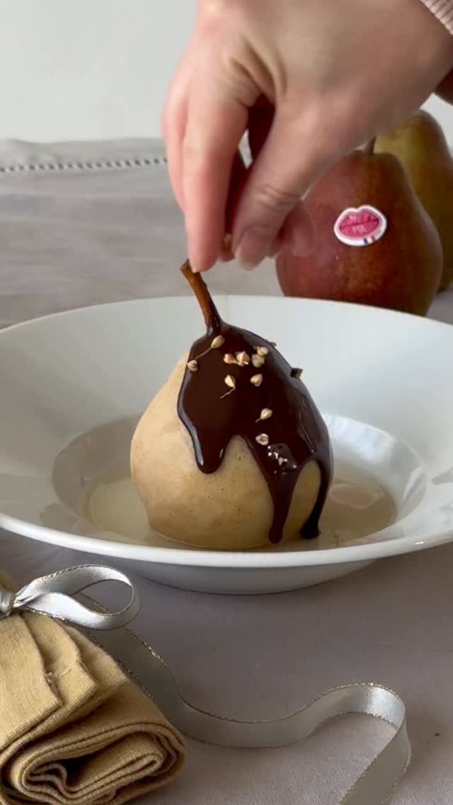 Poires Belle-Hélène revisitées au sarrasin 🍐

Un dessert aussi élégant que réconfortant, et surtout ultra rapide à préparer 🍐🍫
Des poires Sweet Sensation® pochées à la vanille, nappées de chocolat noir et relevées par le croquant du sarrasin !

⏱ 10 min de préparation / 25 min de cuisson
🍽 Pour 4 personnes

Recette : épluchez les poires en laissant la queue, puis faites-les pocher doucement dans un sirop parfumé à la vanille et au sarrasin. Baissez le feu et laissez cuire jusqu’à ce qu’elles soient tendres mais encore fermes.
Pendant ce temps, faire fondre le chocolat noir jusqu’à obtenir une sauce lisse et brillante.
Il ne reste plus qu’à déposer les poires dans les assiettes avec un peu de sirop filtré, à les napper de chocolat et à parsemer de graines de sarrasin grillées pour le croquant. 🤎

Un dessert express et chic, parfait pour se faire plaisir pendant les fêtes sans passer des heures en cuisine ✨

🍐Produite en France par La Blottière 🇫🇷, la poire Sweet Sensation® séduit par son parfum intense et sa chair fine. Généreuse, goûteuse et facile à conserver, je l’adore et c’était un vrai plaisir de la mettre à l’honneur dans cette recette. 😊

#dessertrapide #sweetsensation #poirefrancaise #recettefacile #poires #poirespochées #chocolatnoir #dessertmaison #gourmandise #faitmaison #recetteexpress #dessertd’hiver #vanille #sarrasin