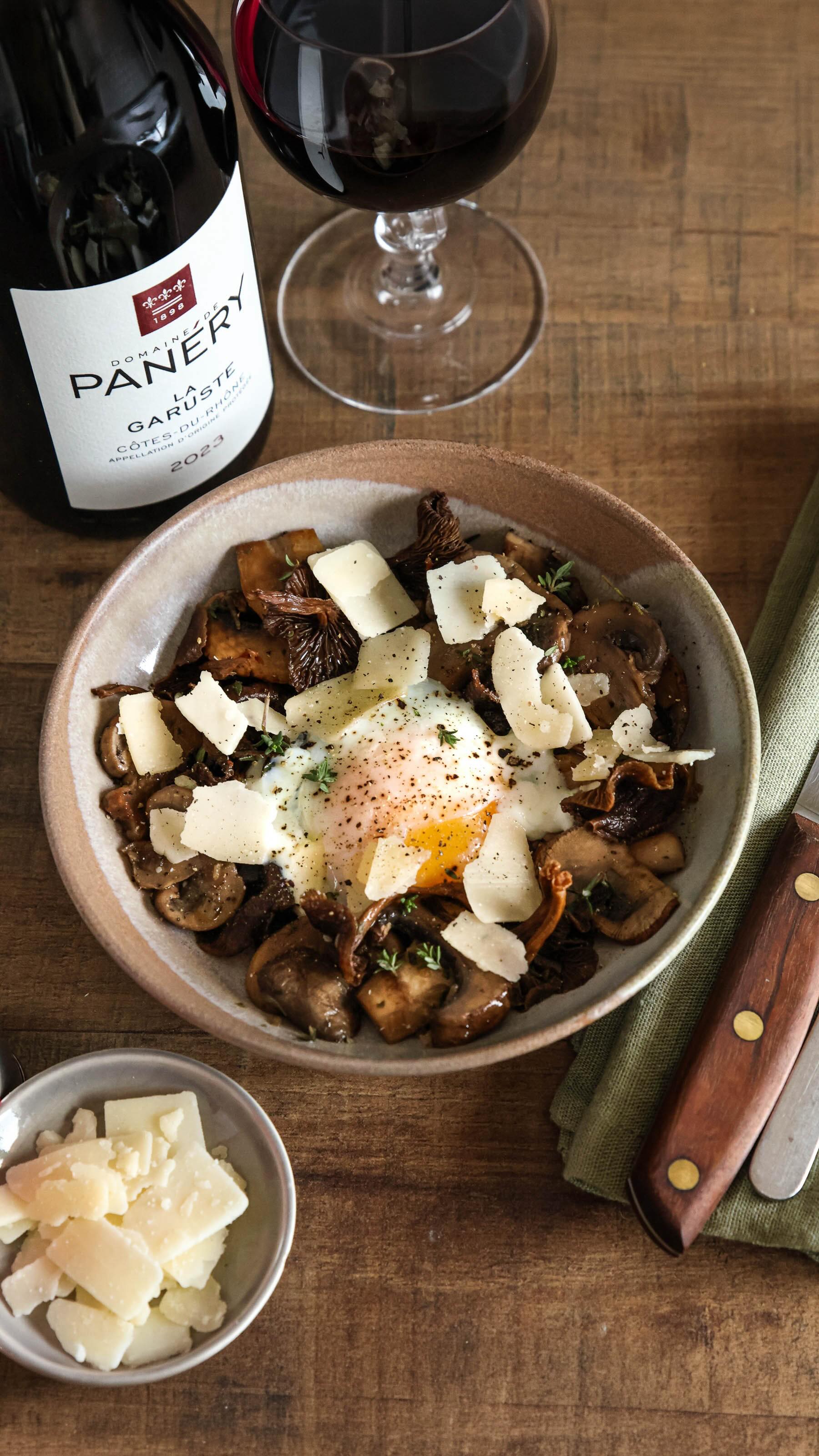 ✨ CONCOURS ✨
Je vous fais gagner un coffret composé d’1 bouteille de vin + 1 huile d’olive, offert par le Domaine de Panéry 🤍🍷 Un domaine situé dans le sud de la France, qui produit à la fois des vins et des huiles d’olive de caractère, avec une vraie attention portée au terroir et à la qualité 🫒

Pour participer :
📎 Être abonné•e à mon compte et à celui de @domainedepanery 
📎Partager ce post en story en me taguant, pour que je puisse le voir (si votre compte est privé, m’envoyer une capture d’écran🙏)
📎Mettre un commentaire pour indiquer votre participation & identifier un•e ami•e

⏳ Concours ouvert jusqu’au jeudi 23 avril, 23h59

De mon côté, j’ai choisi une huile d’olive Koronéïki pour ma recette 🫒 Pour son fruitée, sa puissante et sa légère ardence, elle structure le plat et sublime les champignons. Je l’ai associée au vin rouge ‘La Garuste’ 2023 qui s’accorde avec l’umami du plat, la texture du jaune d’œuf et la puissance de l’huile : un très joli accord met-vin ! 🍷

LA RECETTE :
Œuf parfait express, champignons rôtis & huile d’olive (2 personnes)

-300 g de champignons (j’ai mis des chanterelles et des champignons bruns)
-1 petite échalote
-2 à 4 œufs (selon la faim ☺️)
-1 branche de thym
-Huile d’olive
-Parmesan (copeaux)
-Sel, poivre

Préparation :
1. Faire revenir les champignons à sec pour enlever leur eau
2. Ajouter l’échalote ciselée, saler, puis laisser cuire à feu doux 10-15 min avec le thym jusqu’à texture fondante
3. Porter de l’eau à ébullition, la verser dans un bol et y plonger les œufs. Couvrir complètement et laisser reposer 13 minutes (le fameuse technique de l’œuf parfait express)
4. Hors du feu, ajouter un filet d’huile d’olive dans les champignons
5. Dresser : champignons, œufs, sel, poivre, généreux filet d’huile d’olive, puis copeaux de parmesan 🤌

Un plat simple en apparence, mais où je vous promets que les saveurs sont IN-CRO-YABLES 🤍🍷 bonne chance à tous•tes pour le concours ! 🤞

#recettevegetarienne #champignons #huiledolive #domainedepanéry #concoursinstagram