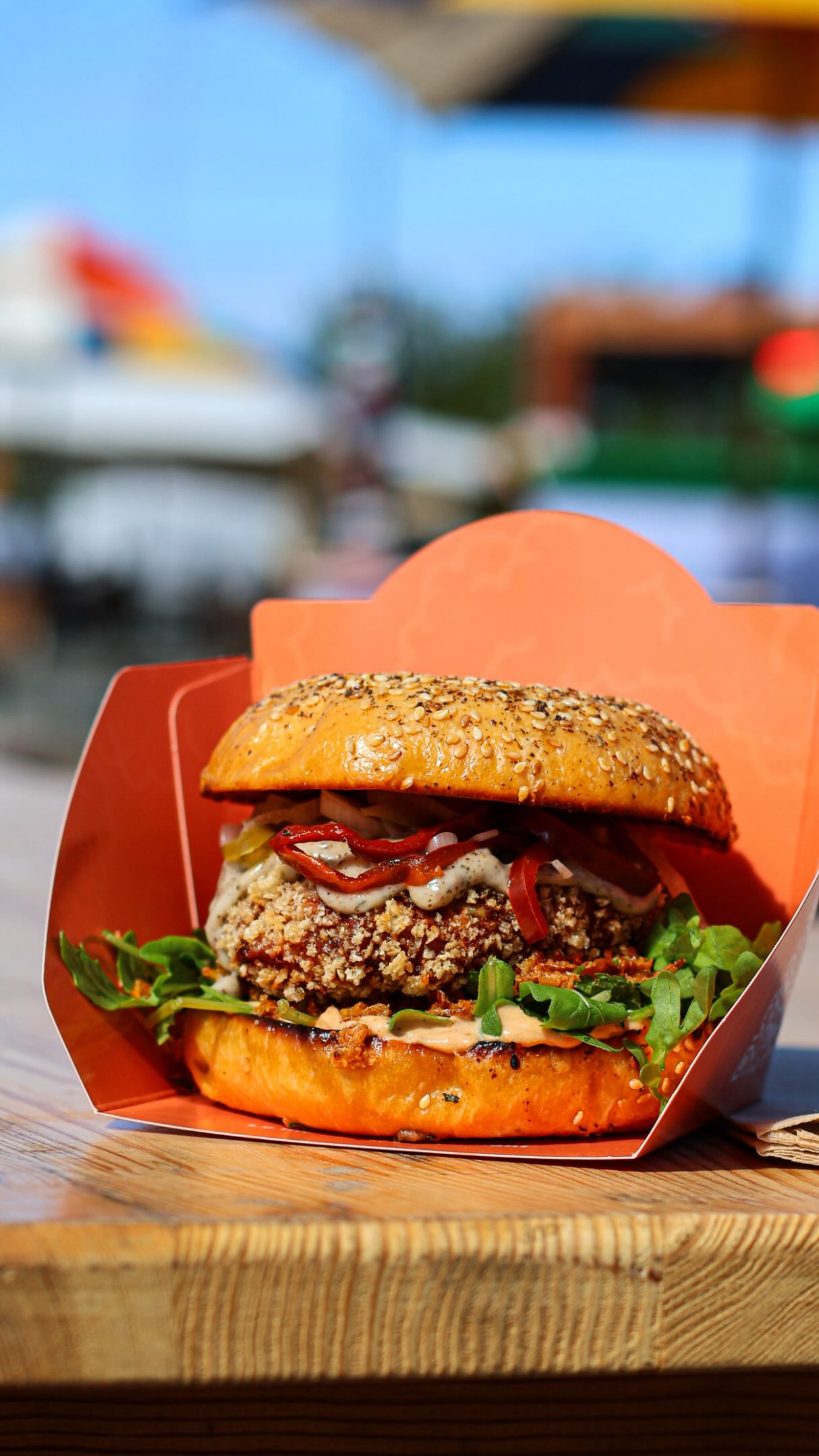 Cette semaine j’ai testé le @burgerlovers.festival et c’était top ! 💯 L’objectif ? Élire le meilleur burger de France ! 🥇

Pour ça, 10 spécialistes du burger venus de toute la France se sont réunis à Bordeaux, et rien que les descriptions des recettes vous feront baver 🤤 Il y a des options végé et halal 🫶 

L’entrée est libre et gratuite, c’est facile d’accès, et la déco effet guinguette est super sympa ! il y beaucoup de tables donc vous pouvez venir nombreux•ses (c’est même conseillé pour comparer le max de burgers 👀) il y a des animations (pétanque notamment), un bar avec pas mal de boissons (soft - bières - vins de notre région 🍷), un coin pour les enfants vraiment chouette, bref on a passé un très bon moment ! 

🍔 Ce qu’on a choisi : LE CRRSP BURGER @crrsp_tv au poulet effiloché, LE BURGER VÉGÉ @accro_officiel au fromage de brebis et confiture de cerises, et, mon petit favoris parce que j’ai un bec sucré : le BURGER GLACÉ de chez @soleicafe_ RÉGAL 🤤🤤🥇

💶 Burgers au prix unique de 12,95€ (sauf le burger sucré qui est à 8€)
+ la grosse portion de frites : 4€

📍C. C. Rives d’Arcins - Bègles
📆 Jusqu’a ce dimanche 13 septembre
⏰ 12h → 23h

💡Mon conseil : amenez vos eco-cups pour éviter de payer un verre consigné sur place. Et s’il vous reste des petits sachets de ketchup/mayo individuels dans vos placards, prenez-les aussi car les sauces pour les frites sont vendus à 0,50€ !

#bonneadressebordeaux #quoifaireabordeaux 

*invitation (et sincèrement, j’ai passé un super moment) 💛